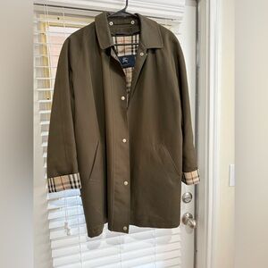 Burberry Short Olive Trench Coat with Plaid Cuffs unisex Size W Large /M Medium